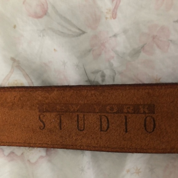 Studio New York, brown leather belt gold / brass rounded buckle 36 in long - Picture 2 of 6